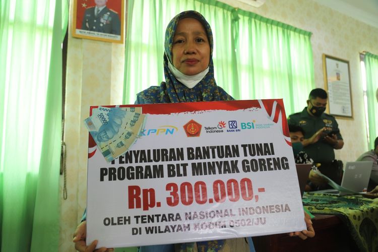 Sebanyak 28.000 keluarga penerima manfaat (KPM) di Jakarta Utara mendapatkan Bantuan Langsung Tunai (BLT) minyak goreng dari pemerintah pusat. Bantuan disalurkan melalui Komando Distrik Militer (Kodim) 0502 Jakarta Utara, Rabu (18/5/2022).