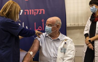 Profesor Jacov Lavee menerima dosis keempat vaksin Pfizer-BioNTech Covid-19, di Sheba Medical Center di Ramat Gan, Israel, Senin (27/12/2021). Israel memulai uji coba vaksin virus corona dosis keempat pada Senin ini dengan 150 tenaga medis yang menerima dosis booster pada bulan Agustus dalam apa yang diyakini sebagai studi pertama dari jenisnya.
