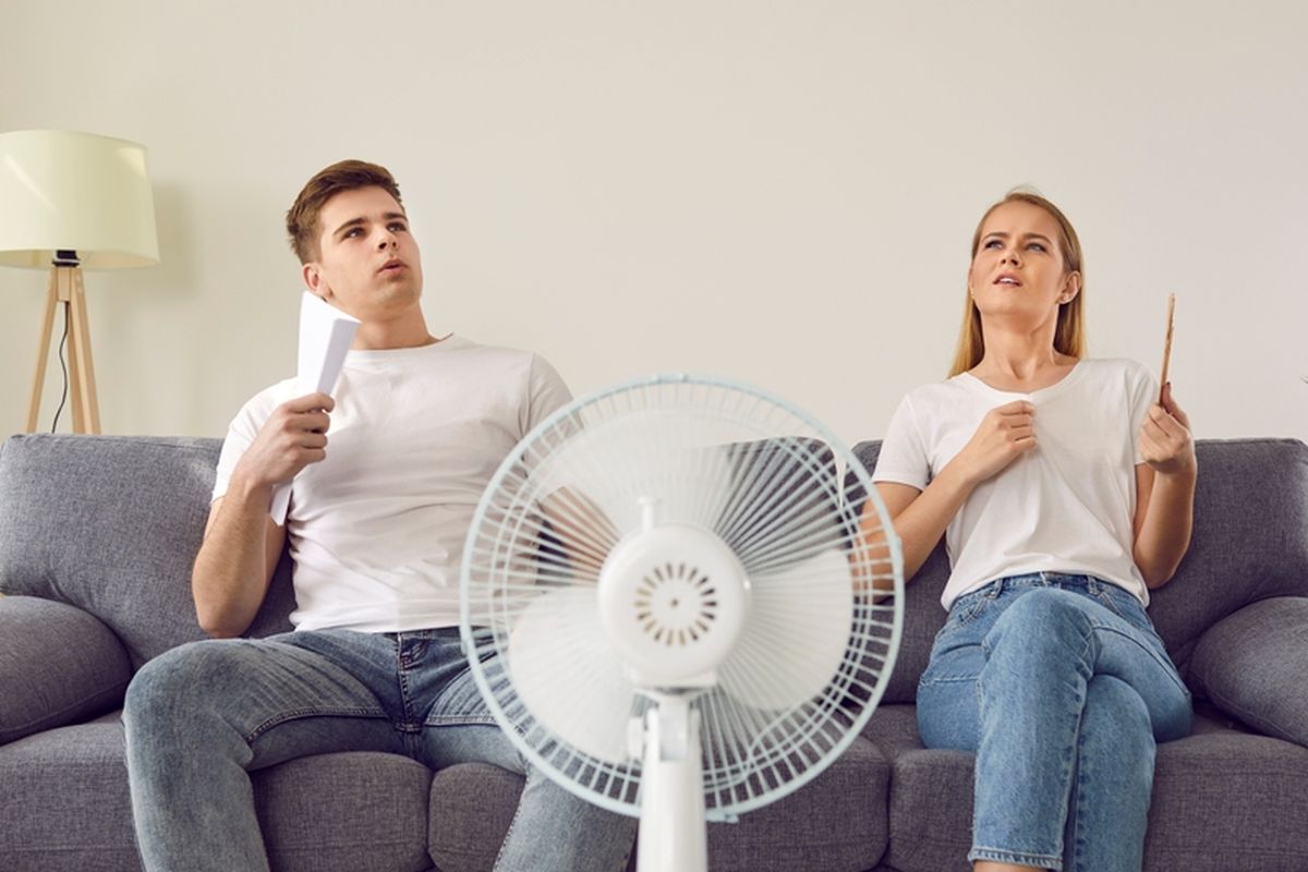 Ilustrasi suhu panas, cuaca panas di rumah. Kipas angin membantu mengurangi udara panas, membuat keringat cepat menguap dan menjaga udara tetap sejuk.