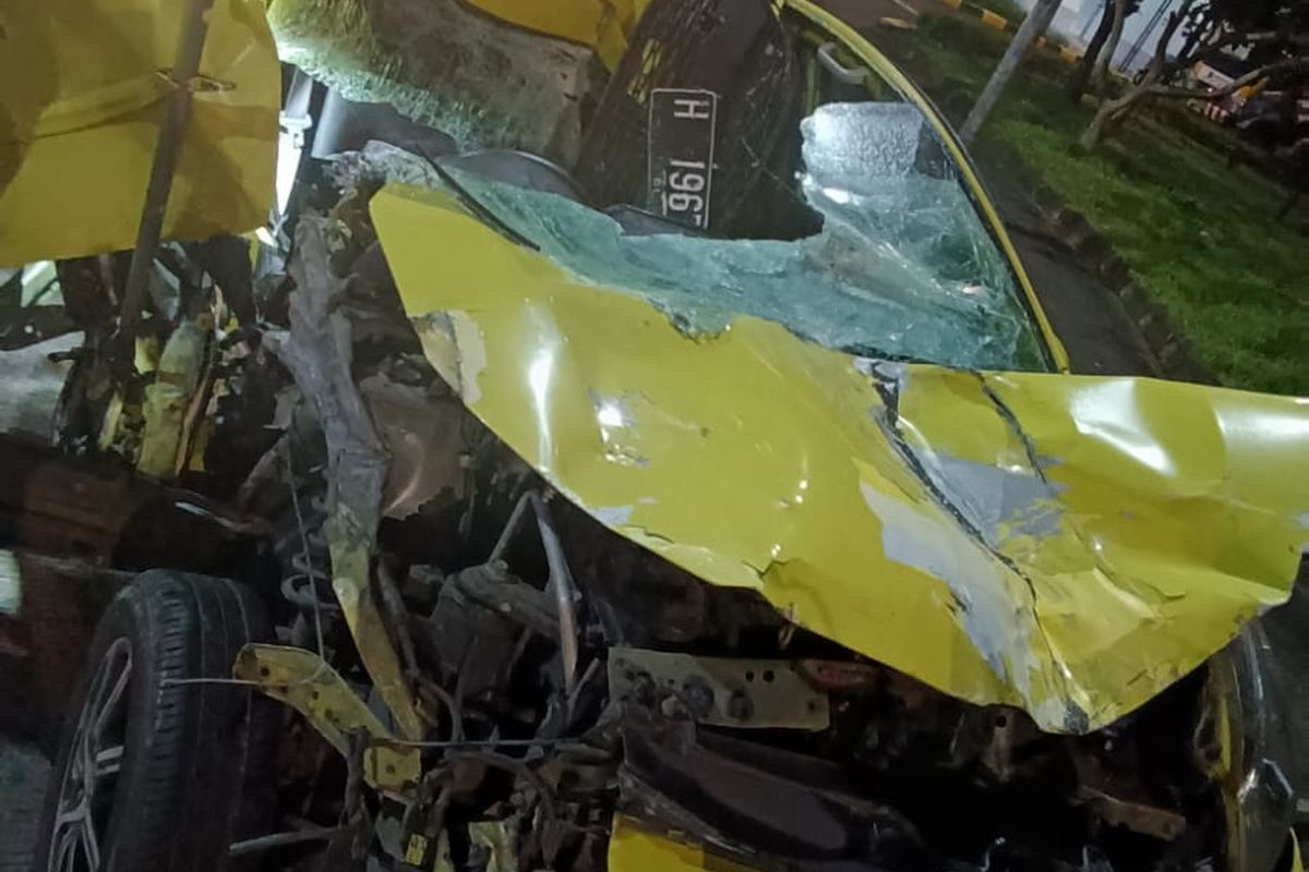 Toyota Agya H 1967 AV mengalami kerusakan parah usai kecelakaan di Jalan Tol KM431 Bawen-Ungaran