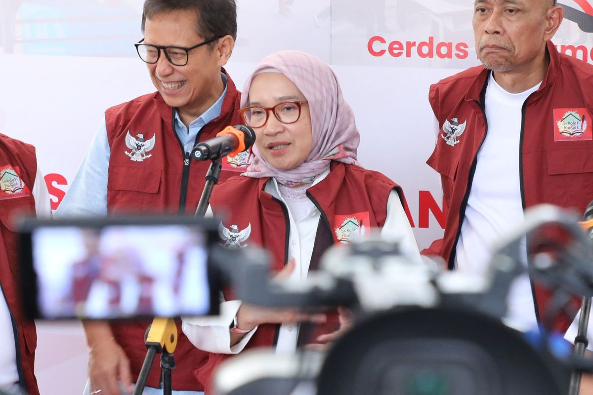 Menteri Pendayagunaan Aparatur Negara dan Reformasi Birokrasi (PANRB) Rini Widyantini usai menghadiri pembukaan MPLS di Sekolah Rakyat Menengah Pertama 10 Bogor, Senin (14/7/2025).