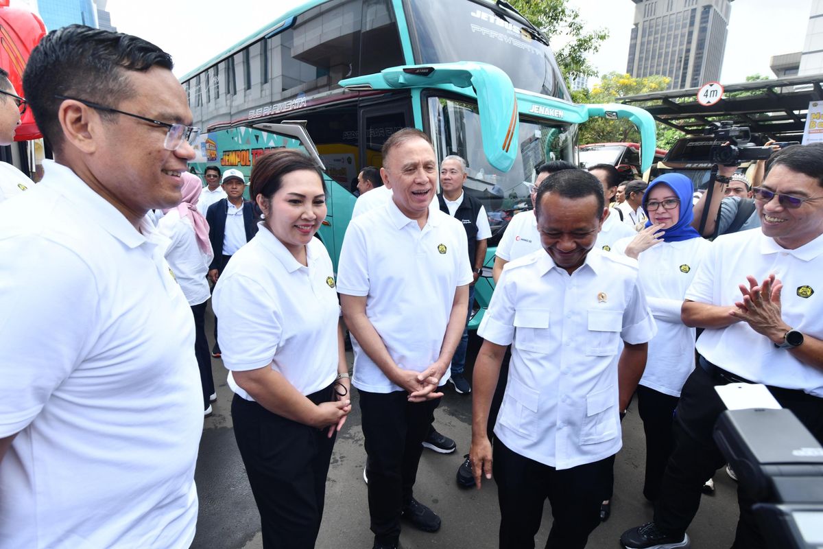 Dirut Pertamina Simon Aloysius Mantiri bersama Menteri ESDM Bahlil Lahadalia melepas 1.407 mudik ke berbagai daerah di Indonesia.