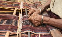 Tenun, Suara Perempuan yang Jadi Wajah Perlawanan Kebudayaan  di NTT