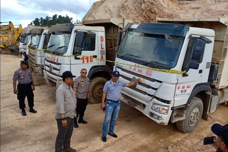 Bareskrim polri dan polda Sultra menyegel alat berat milik perusahaan tambang nikel di Konawe karena menambang tanpa izin pinjam pakai kawasan hutan (foto dokumen polda Sultra