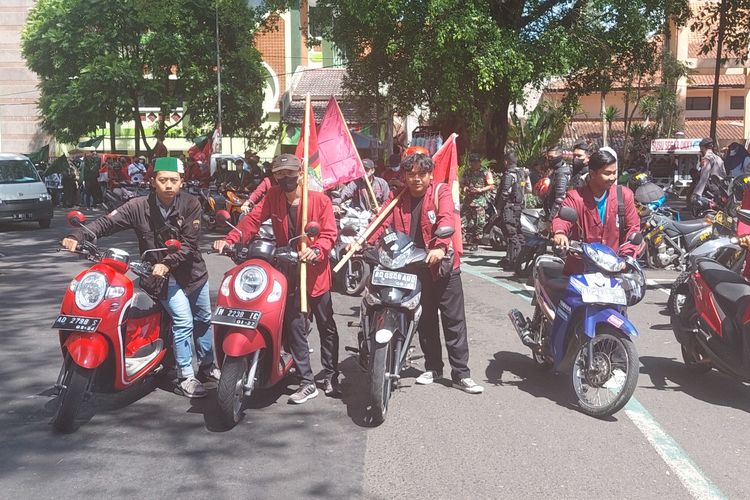 Mahasiswa di Salatiga melakukan aksi mendorong motor sebagai simbol tak mampu membeli BBM