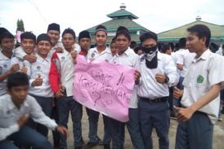 700 siswa MAN I Model Bengkulu menggelar unjuk rasa akibat banyaknya pungutan yang dibebankan sekolah