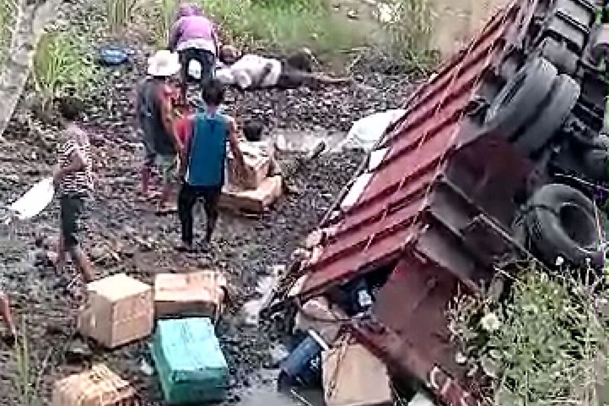 Truk bermuatan paket barang kiriman terguling ke sungai usai gagal melewati tanjakan di cek dam Kali Semut, Desa Ngaringan, Kecamatan Gandusari, Kabupaten Blitar, Jumat (17/5/2024)