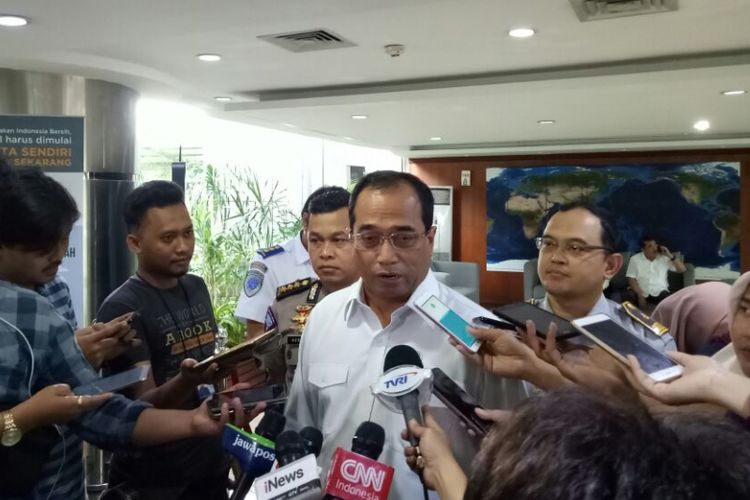 Menteri Perhubungan Budi Karya Sumadi saat ditemui di Kantor Kementerian Koordinator Kemaritiman, Jakarta, Senin (12/3/2018). 