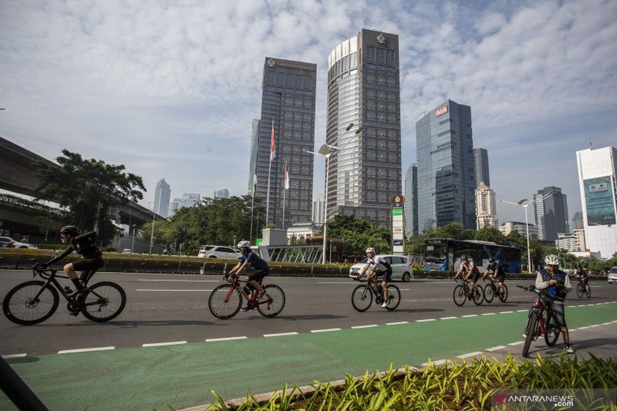 Pesepeda memacu kecepatan saat melintas di Jalan Jenderal Sudirman, Jakarta, Minggu (30/5/2021). Direktur Lalu Lintas Polda Metro Jaya Kombes Pol Sambodo Purnomo Yogo mengatakan para pesepeda (road bike) bisa ditilang dengan Pasal 229 UU Nomor 22 Tahun 2009 tentang Lalu Lintas dan Angkutan Jalan jika tidak melewati jalur khusus sepeda saat telah resmi dioperasikan.