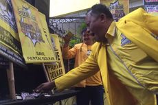 Unjuk Rasa, Kader Golkar Jabar Kumpulkan Koin untuk DPP