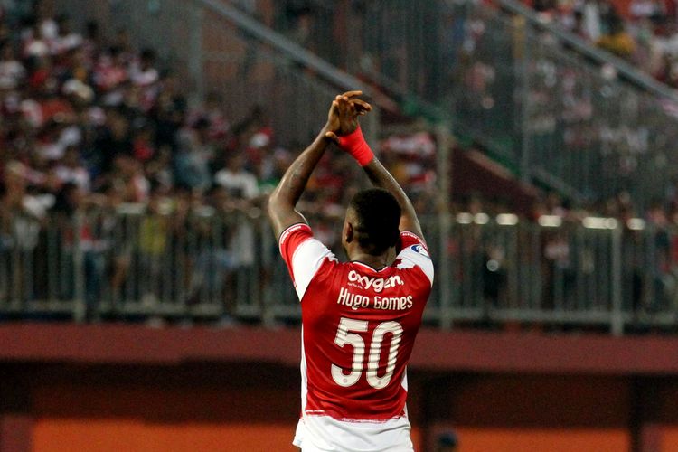 Pemain Madura United Hugo Gomes seusai menyumbang gol saat pertandingan pekan ke-9 Liga 1 2022-2023 melawan Bhayangkara FC yang berakhir dengan skor 1-0 di Stadion Gelora Ratu Pamelingan Pamekasan, Kamis (8/9/2022) sore.