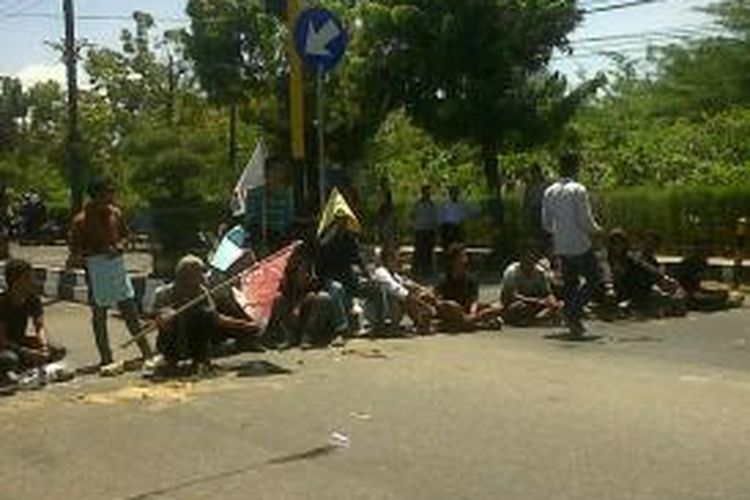 Mahasiswa yang tergabung dalam Gerakan Mahsiswa dan Pemuda Raas saat memblokade jalan, Senin (23/9/2013).