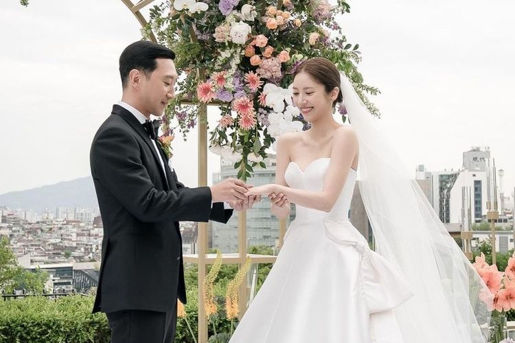 Aktris Son Dam Bi resmi menikah dengan kekasihnya, Lee Kyu Hyuk pada Jumat (13/5/2022).