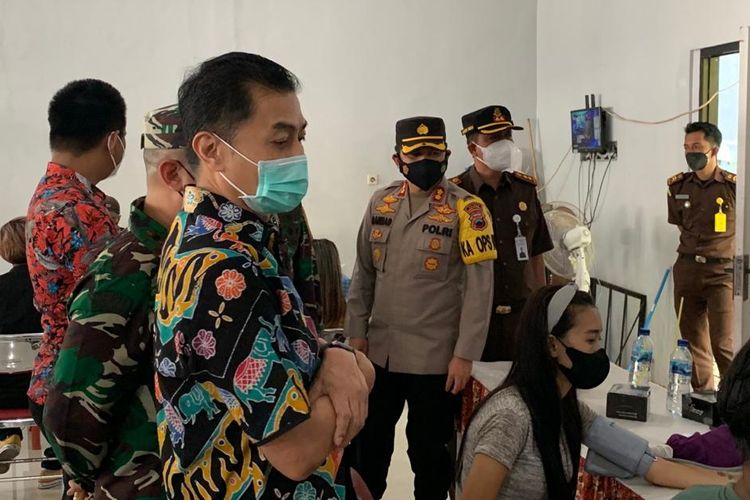 Wali Kota Salatiga Yuliyanto melihat vaksinasi pekerja karaoke di Sarirejo.