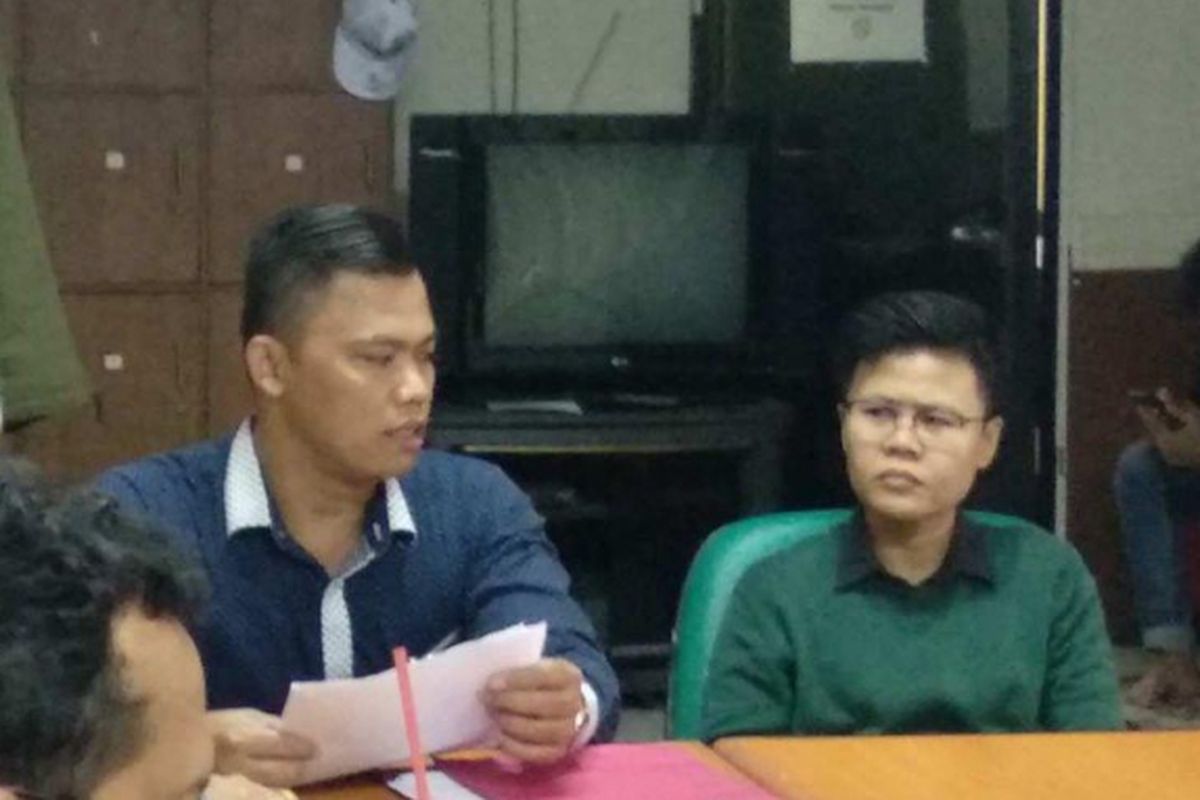 Heni Anggraeni (30), kanan, nasabah Allianz Life dan pengacaranya Nikson Marpaung di Mapolda Metro Jaya, Rabu (17/1/2018).