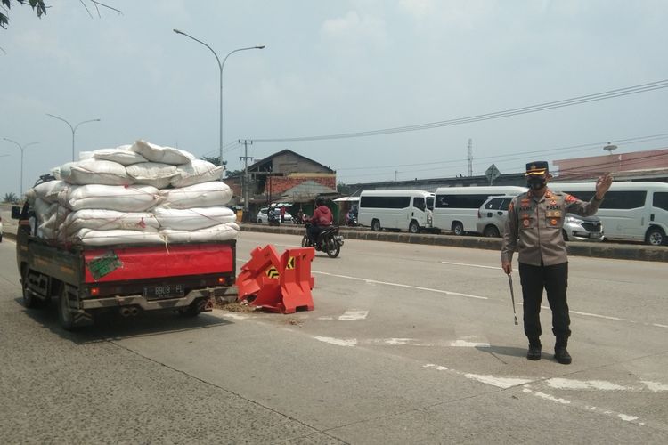 Kapolres Karawang AKBP Aldi Subartono saat mengecek kesiapan jalur mudik di Jalan Lingkar Luar Karawang, Senin (11/4/2022).