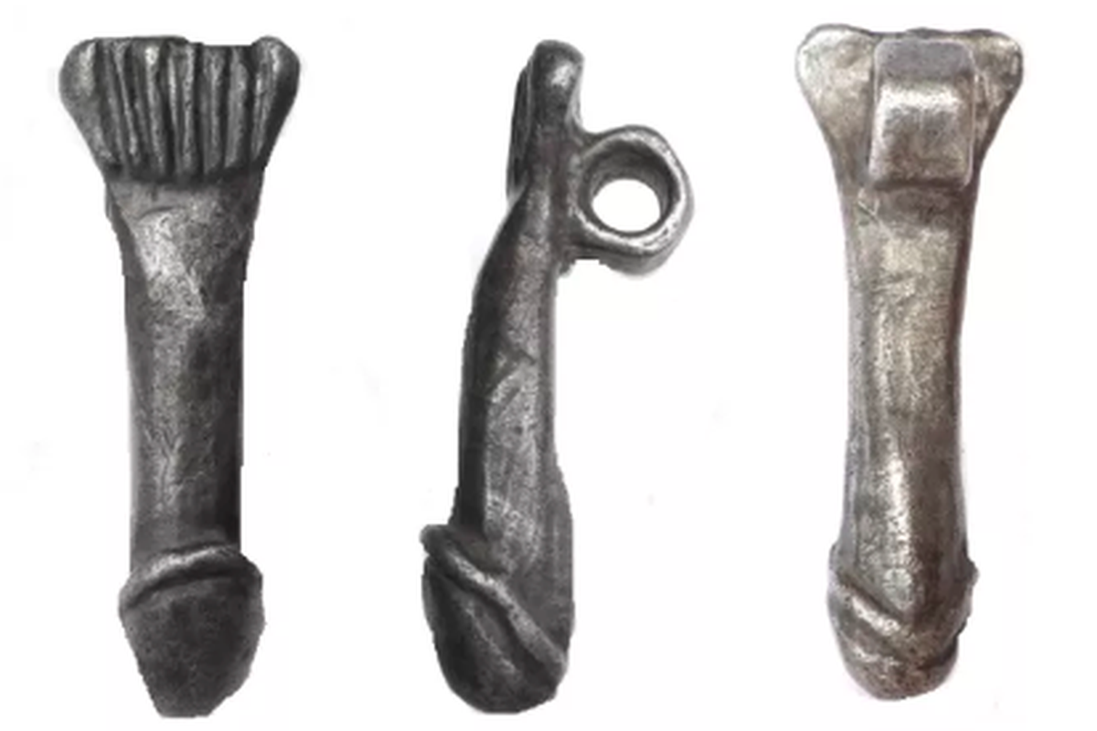 Tangkapan layar liontin berbentuk penis yang ditemukan di Inggris