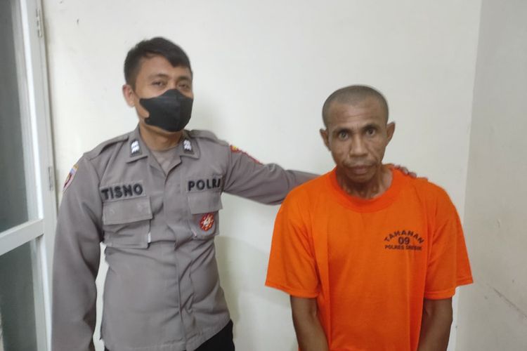 Pelaku pencurian laptop dan juga handphone guru di SDN 263 Gresik, ditangkap petugas kepolisian untuk mempertanggungjawabkan perbuatan yang telah dilakukan.