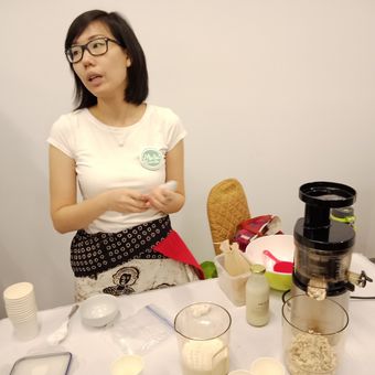Co-Founder Nature Treats, Pamela Imam saat menunjukkan cara membuat susu almond pada workshop local market di Oakland Suites, Jakarta Selatan, Jumat (2/3/2018). 