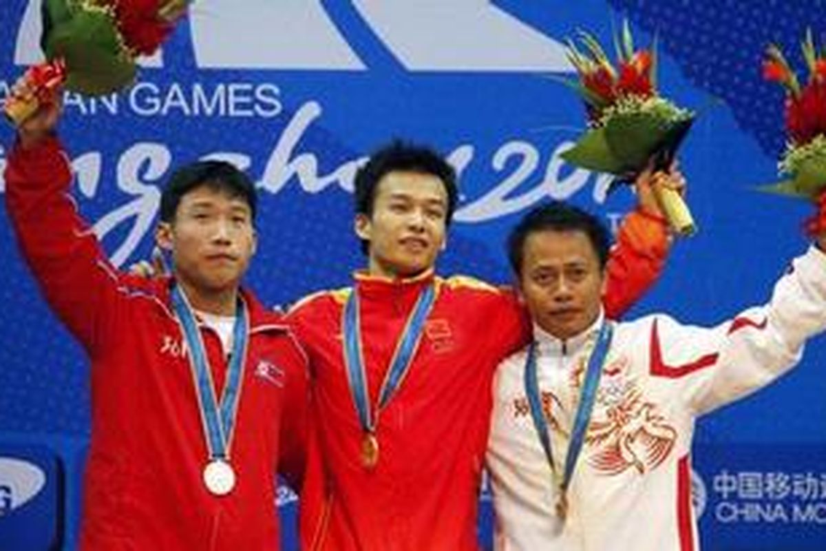 Lifter Indonesia, Jadi Setiadi (kanan), menyabet medali perunggu Asian Games XVI, Sabtu (13/11/10).