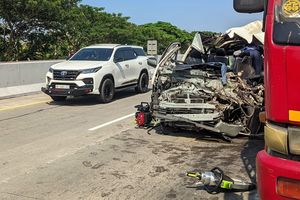 Minibus Suporter PSS Sleman Kecelakaan di Tol Madiun, Empat Orang Tewas