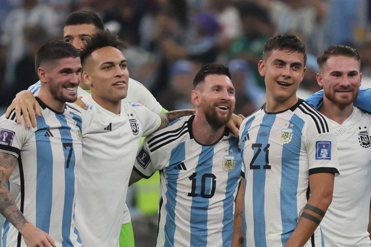 Lionel Messi (10) dan skuad Argentina merayakan kemenangan pada semifinal Piala Dunia 2022 Qatar antara Argentina vs Kroasia di Lusail Stadium di Lusail, utara Doha pada 14 Desember 2022 Rabu dini hari WIB. Untuk kali keenam, Argentina berhasil mencapai final Piala Dunia FIFA.