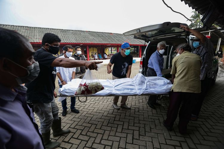 Warga keturunan India melakukan proses kremasi keluarganya yang meninggal di Krematorium Cilincing, Jakarta Utara, Sabtu (24/7/2021). Krematorium Cilincing melayani pemulasaraan jenazah pasien Covid-19 sejak 19 Juli 2021.