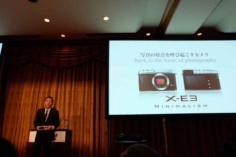 General Manager Optical Device & Electronic Imaging Product Division Fujifilm, Toshi Iida mengenalkan kamera Fujifilm X-E3 di Jepang, Kamis (7/9/2017).