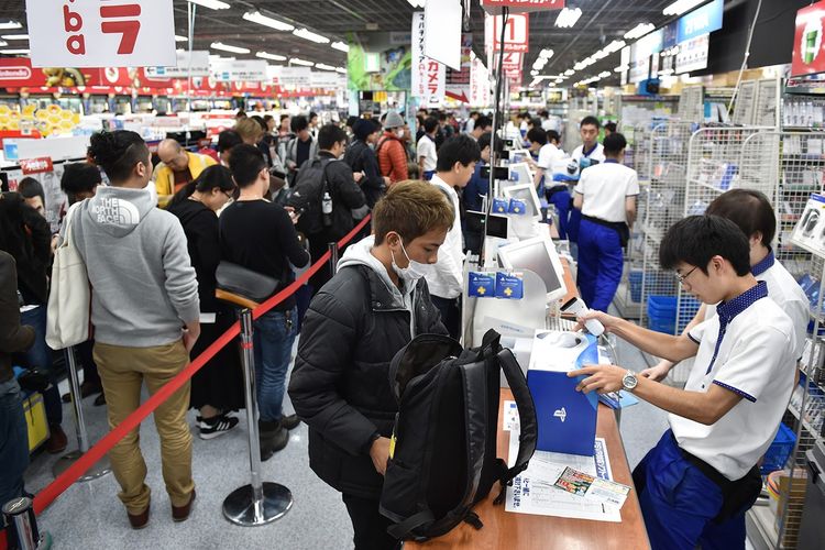 Suasana Pembelian Sony PlayStation 5 di Yodobashi Camera Akihabara Tokyo Jepang