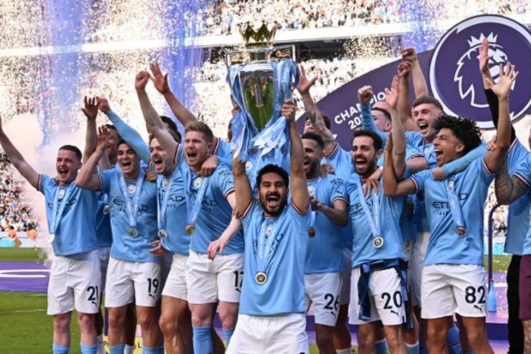 Para pemain Manchester City merayakan gelar juara dengan mengangkat trofi Liga Inggris musim 2022-2023 setelah laga melawan Chelsea di Stadion Etihad pada Minggu (21/5/2023) malam WIB. Terdekat, Man City akan melawan Inter Milan dalam final Liga Champions 2022-2023.