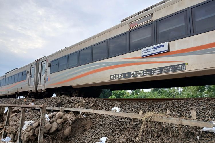 Ratusan Petugas Prasarana PT Kereta Api Indonesia (Persero) Daerah Operasi 4 Semarang telah berhasil melakukan perbaikan pada salah satu jalur KA di Km 32+5/7 antara Stasiun Gubug - Stasiun Karangjati Kabupaten Grobogan pada Jumat (24/1/2025).