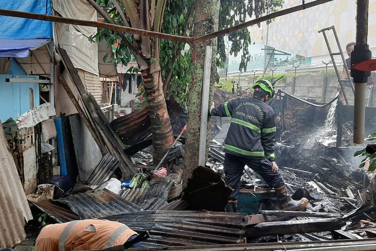 Petugas Damkar Depok berhasil memadamkan api yang telah membakar lapak barang bekas di Kemiri Muka, Beji, Depok, pada Selasa (17/5/2022) sore tadi.