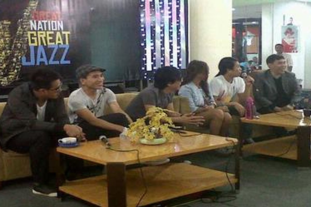 Panitia dan musisi jazz MYMP (Filipina) dalam jumpa pers Bekasi Jazz Festival di atrium Bekasi Square, Kota Bekasi, Jumat (7/10/2011) siang. 