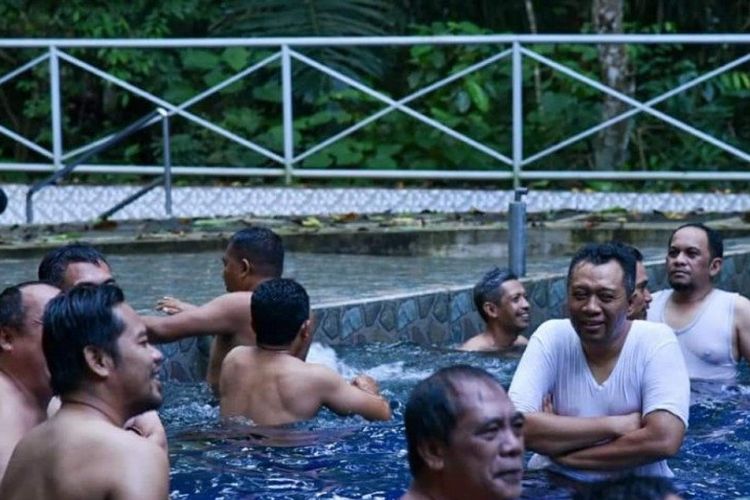 Gubernur Nusa Tenggara Barat (NTB) saat berenang bersama di kolam di Kabupaten Lombok Utara.