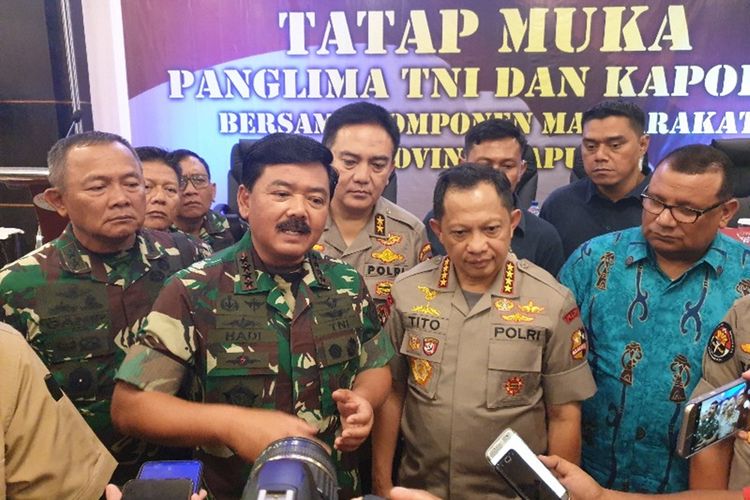 Panglima TNI Marsekal Hadi Tjahjanto dan Kapolri Jenderal Tito Karnavian memberikan keterangan pers usai melakukan pertemuan dengan ornamen masyarakat Papua di Kota Jayapura, Selasa (27/08/2019) malam