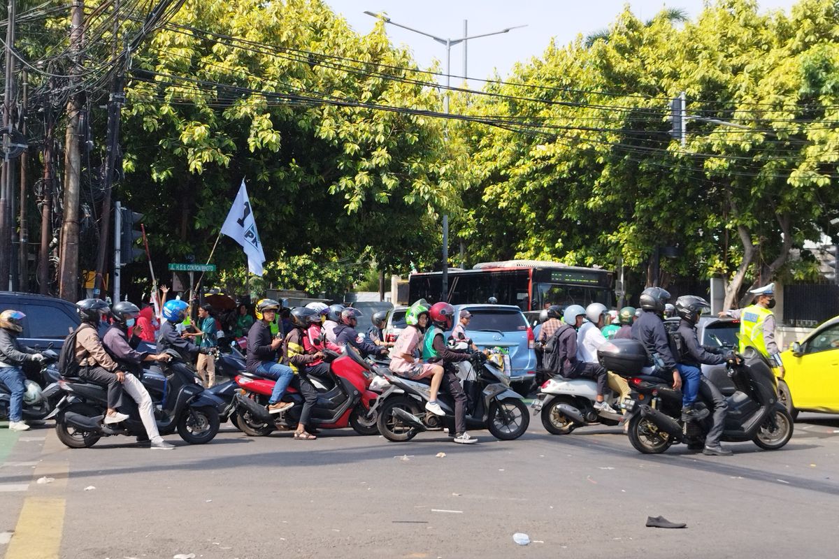 Arus lalu lintas di perempatan Jalan Hos Cokroaminoto dan Imam Bonjol, Menteng, Jakarta Pusat padat merayap, Kamis (19/10/2023) siang. (KOMPAS.com/XENA OLIVIA)
