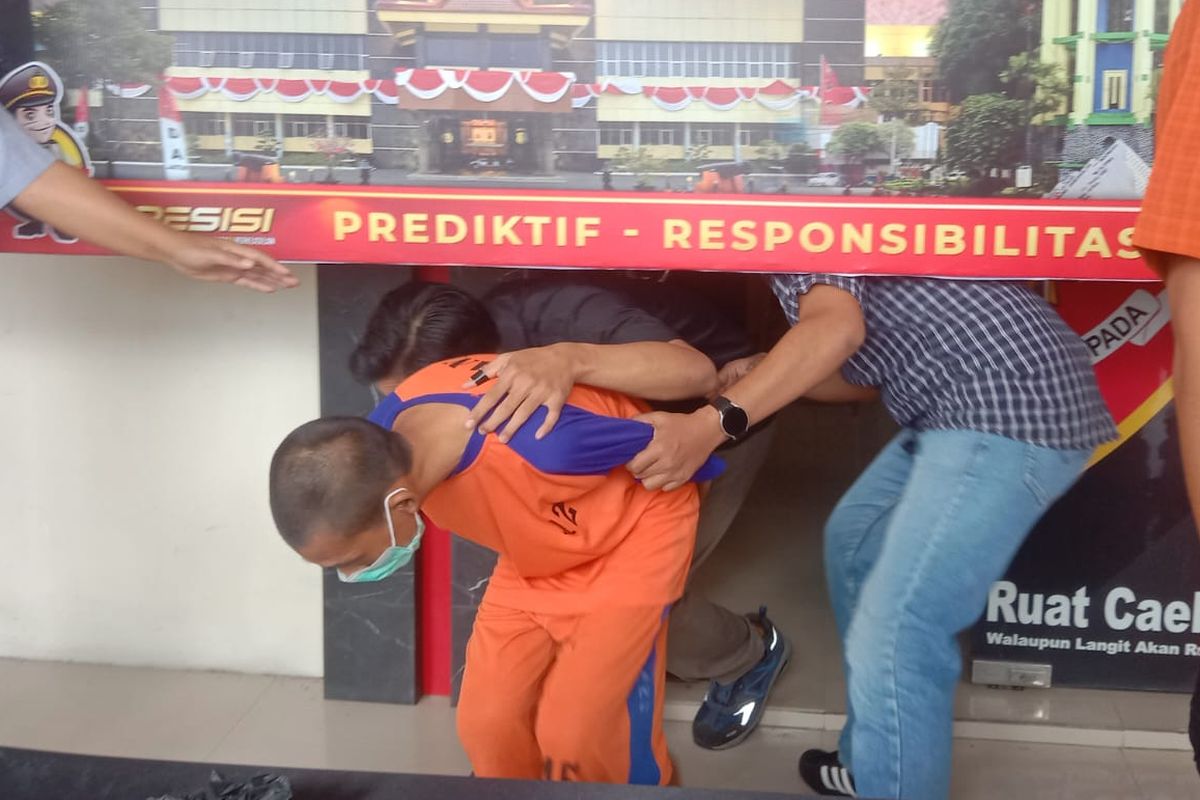 Sosok pelaku pembunuhan dan mutilasi saat digelandang di Mapolres Jombang, Jawa Timur, Kamis (20/2/2025).