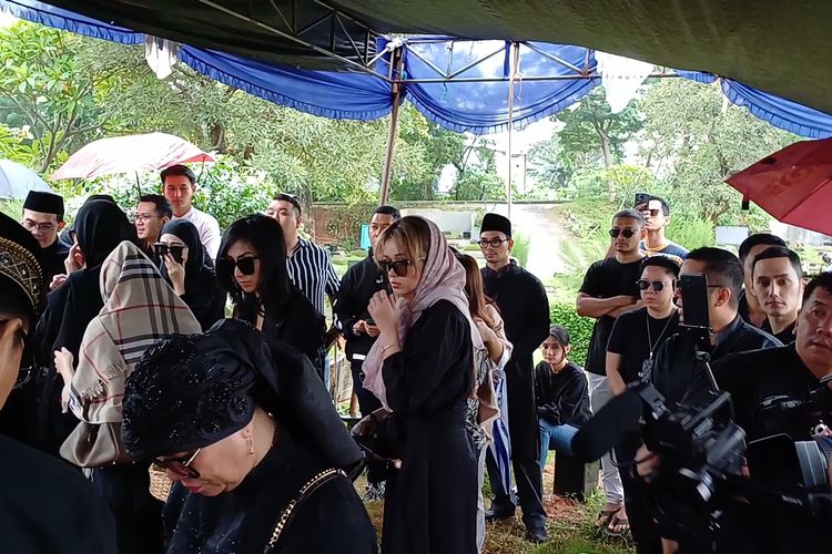 Rebecca Klopper saat menghadiri pemakaman Stevie Agnecya di TPU Tanah Kusir, Jakarta Selatan, Jumat (22/3/2024). 