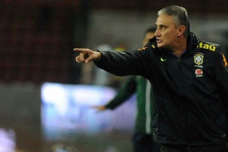 Pelatih Brasil, Tite, mendampingi anak asuhnya dalam laga Kualifikasi Piala Dunia 2018 zona Amerika Selatan kontra Venezuela di Stadion Metropolitano de Merida, Selasa (11/10/2016).