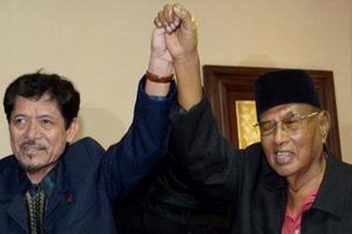 Pendiri Front Pembebasan Nasional Moro (MNLF), Nur Misuari (kiri) bersama Sultan Sulu Jamalul Kiram III di Manila, Filipina. Nur Misuari membenarkan sejumlah pejuang MNLF ikut bertempur di Sabah, Malaysia namun bersikukuh tidak ikut campur dalam ketegangan antara Sulu dan Malaysia.
