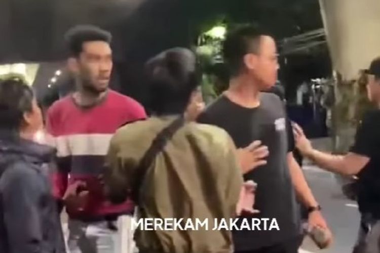 Sebuah video yang memperlihatkan adanya keributan antarpemuda di Jalan Antasari, tepatnya depan Hotel Amarosa, Cilandak, Jakarta Selatan, beredar di media sosial.