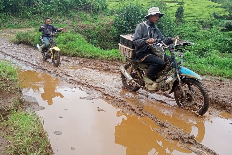 Warga Desa Sugihmukti dan Desa Tenjolaya, Kecamatan Pasirjambu, Kabupaten Bandung, Jawa Barat mengeluhkan ihwal kondisi jalan penghubung antara Kabupaten Bandung, Cianjur dan Garut yang tak kunjung diperbaiki.