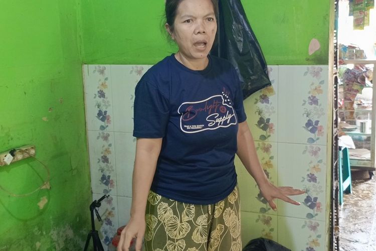 Yani Maryani (49) watga Kampung Lamajang, Desa Citeureup, Kecamatan Dayeuhkolot, Kabupaten Bandung, Jawa Barat, salah satu korban tanggul jebol pada Kamis lalu