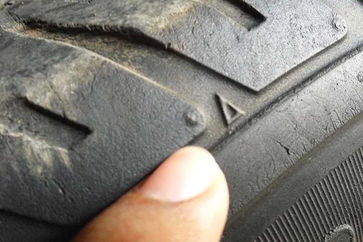 Segitiga Tire Wear Indicator (TWI) untuk memeriksa kelayakan ban