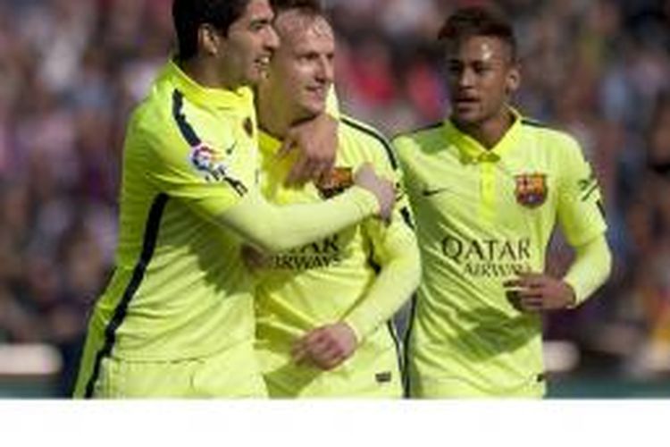 Gelandang Barcelona, Ivan Rakitic (tengah), mendapat sambutan dari rekan setimnya, Luis Suarez (kiri) dan Neymar, usai mencetak gol ke gawang Granada dalam laga Primera Division di Nuevo Los Carmenes stadium, Sabtu (28/2/2015).