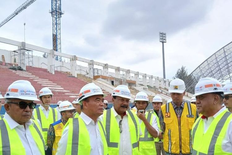 Menko PMK Muhadjir Effendy bersama rombongan Pj Gubernur Aceh dan Ketua Umum KONI Pusat saat meninjau pembangunan venue PON Aceh-Sumut, di Banda Aceh, Rabu (27/3/2024).