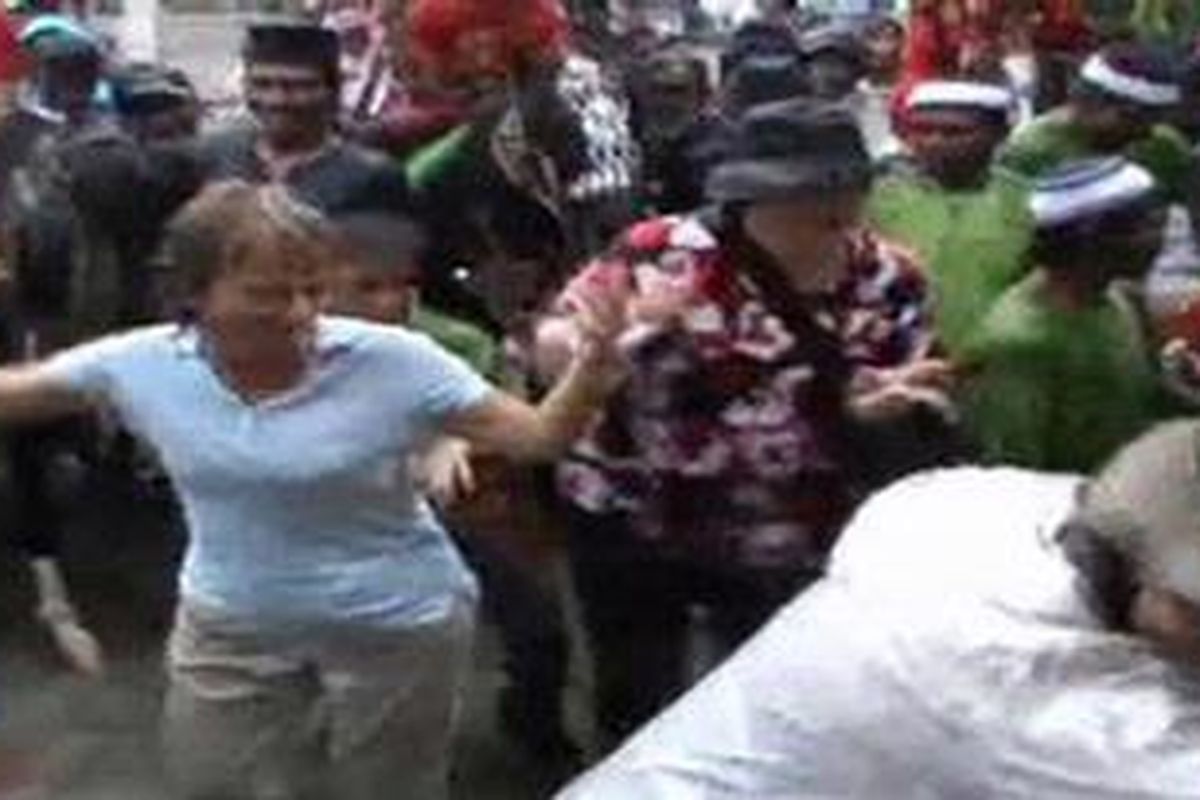 Sejumlah wisatawan asing yang merupakan penumpang kapal pesiar Orion II belajar tarian Sayyang Pattuddu di Desa Rumpa Kecamatan Mapilli, Polewali Mandar, Sulawesi Barat, Senin (13/2/2012). 