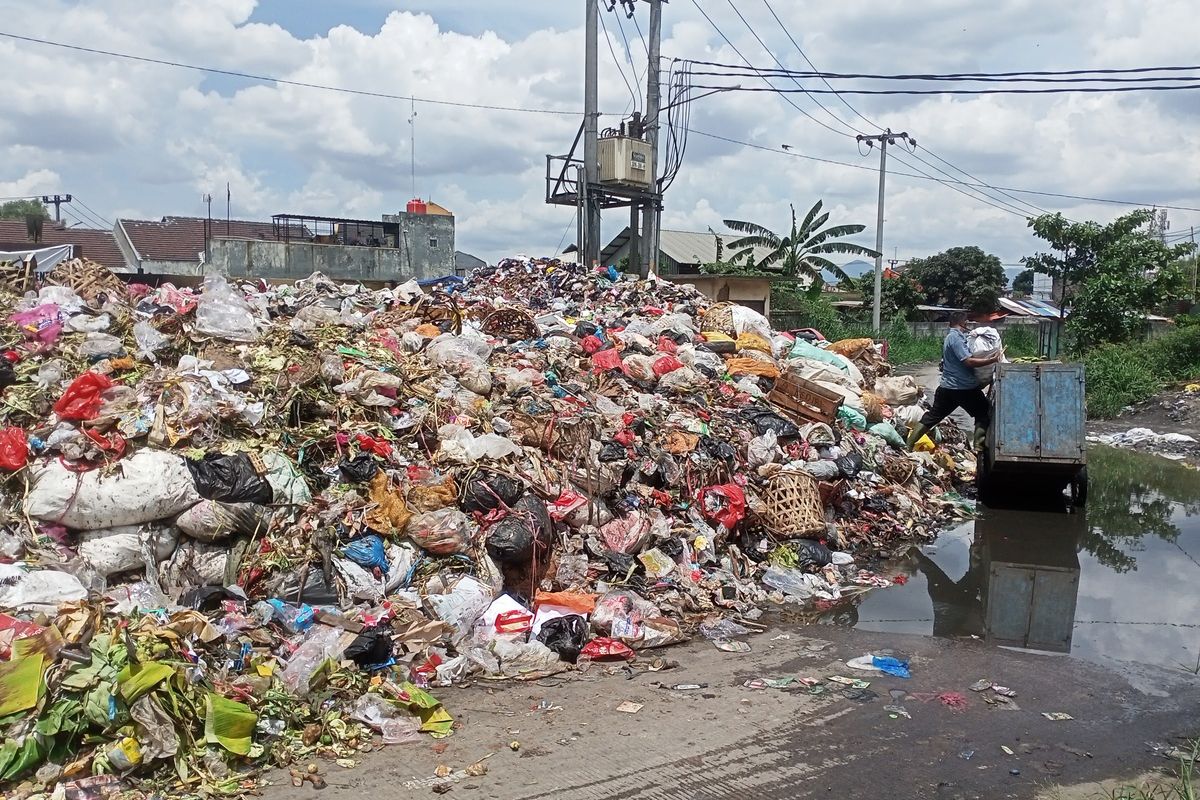 Tempat Pembuangan Sementara (TPS) di Pasar Baleendah, Kabupaten Bandung, Jawa Barat sudah hampir satu bulan lebih tidak diangkut. Akibatnya, tumpukan sampah tersebut menggunung dan hampir menutupi TPS Pasar Baleendah itu sendiri, terlebih hal itu dikeluhkan oleh para pedagang di pasar.