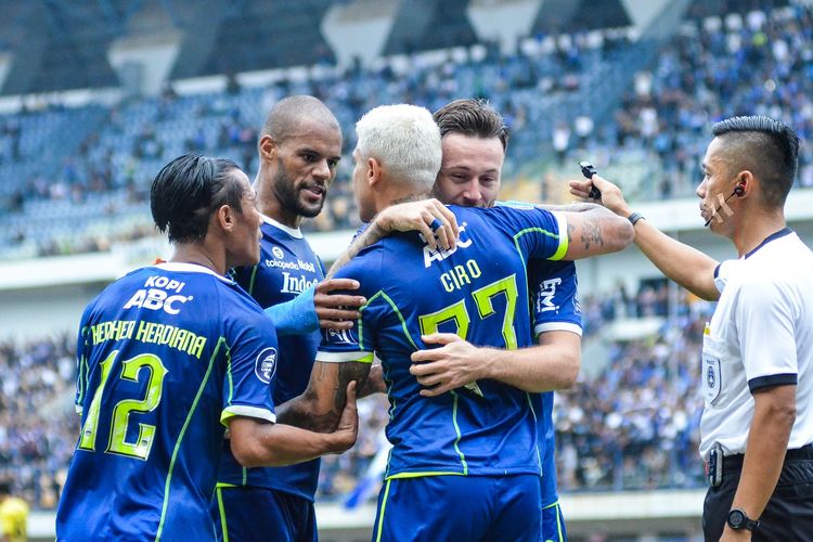Pemain Persib Bandung merayakan gol usai Ciro Alves menjebol gawang PS Barito Putera, dalam laga pekan ke-10 Liga 1 2022-2023, Jumat (16/9/2022) di Stadion Gelora Bandung Lautan Api (GBLA).