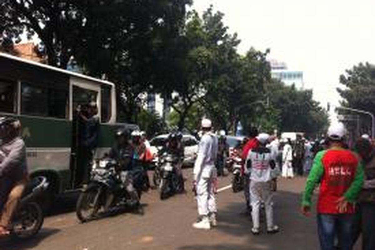 Massa Gerakan Masyarakat Jakarta demo di depan Gedung DPRD, lalu lintas di Jalan Kebon Sirih tersendat pada Selasa (24/3/2015).